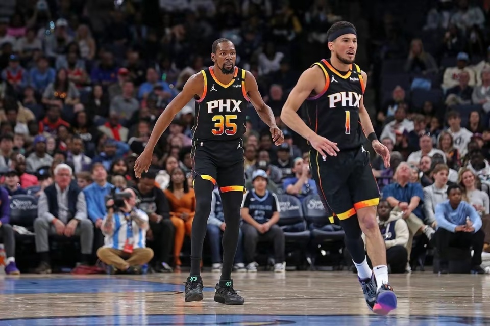 阿伦·贾吉在 2022 年击出第 62 轰时，全美电视转播插播该历史瞬间