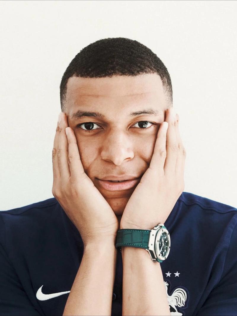 半场战报：卡利亚里2-2热那亚，塞巴斯蒂亚诺-埃斯波西托、博雷利建功，厄斯蒂高、维蒂尼亚破门