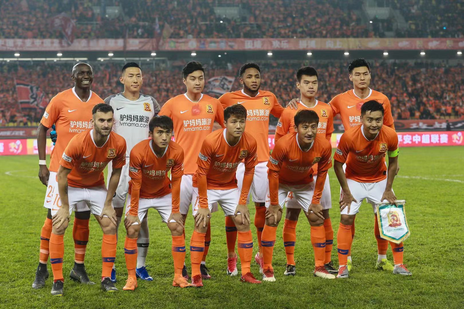 他已经41了，已经走下坡路了 詹姆斯：我已经处于下山路，即便使用率低，依然能够保持高效 根据数据统计，詹姆斯年满41岁以来，场均24.7分6.7篮板6.7助攻，真实命中率63.5%