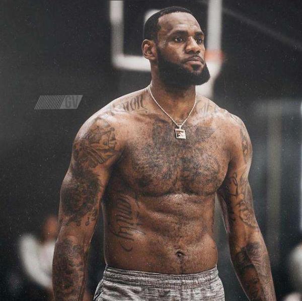 人生巅峰一幕！😂詹姆斯&东契奇目送吉迪超远三分绝杀