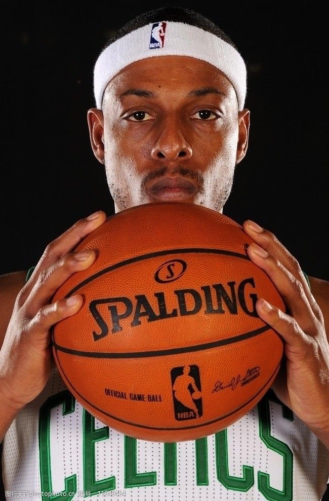 詹皇赛场怒瞪队友！连东契奇都难承受的表情，顿时惹争议